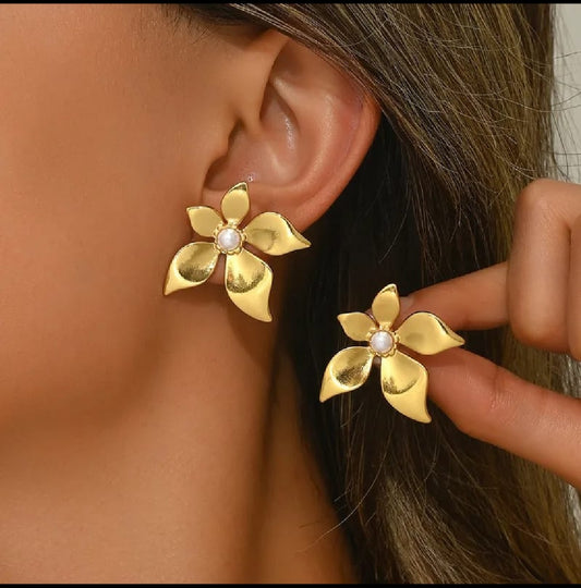 Golden Flower Pearl Stud Earrings